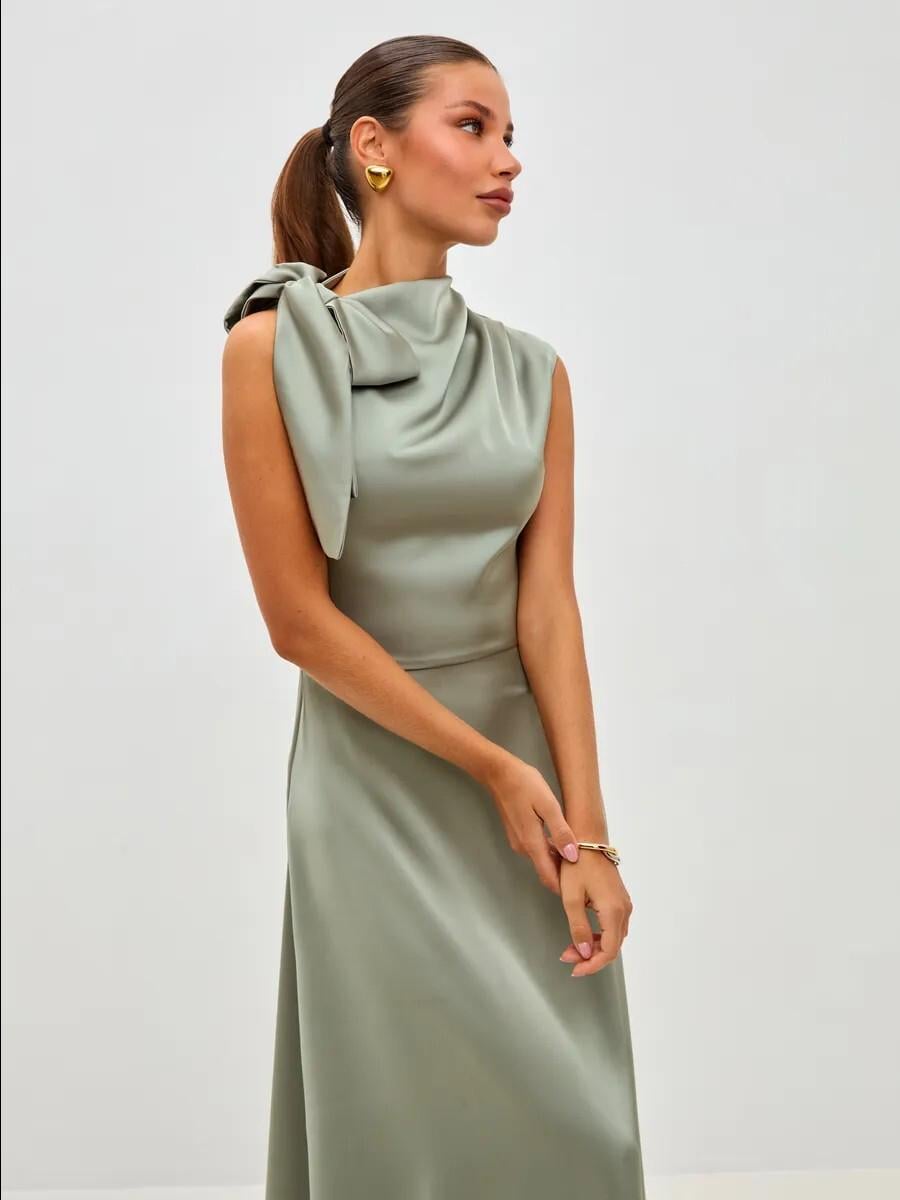 Elegant Green Silk Dress With Bow Detail For